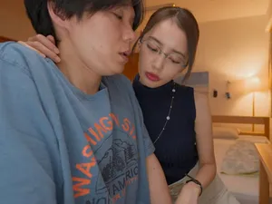 Người chị tóc dài đang tắm trong phòng tắm. Đôi chân dài của cô ấy thực sự rất quyến rũ. Bạn trai cô không thể không liếm lồn cô và thủ dâm bằng dụng cụ trong nhà vệ sinh.