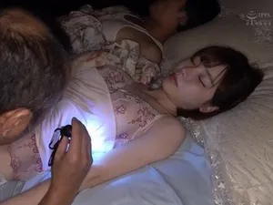 Cô gái tuyệt vời nhất đã quyến rũ tôi, anh ta trông thật dâm đãng.