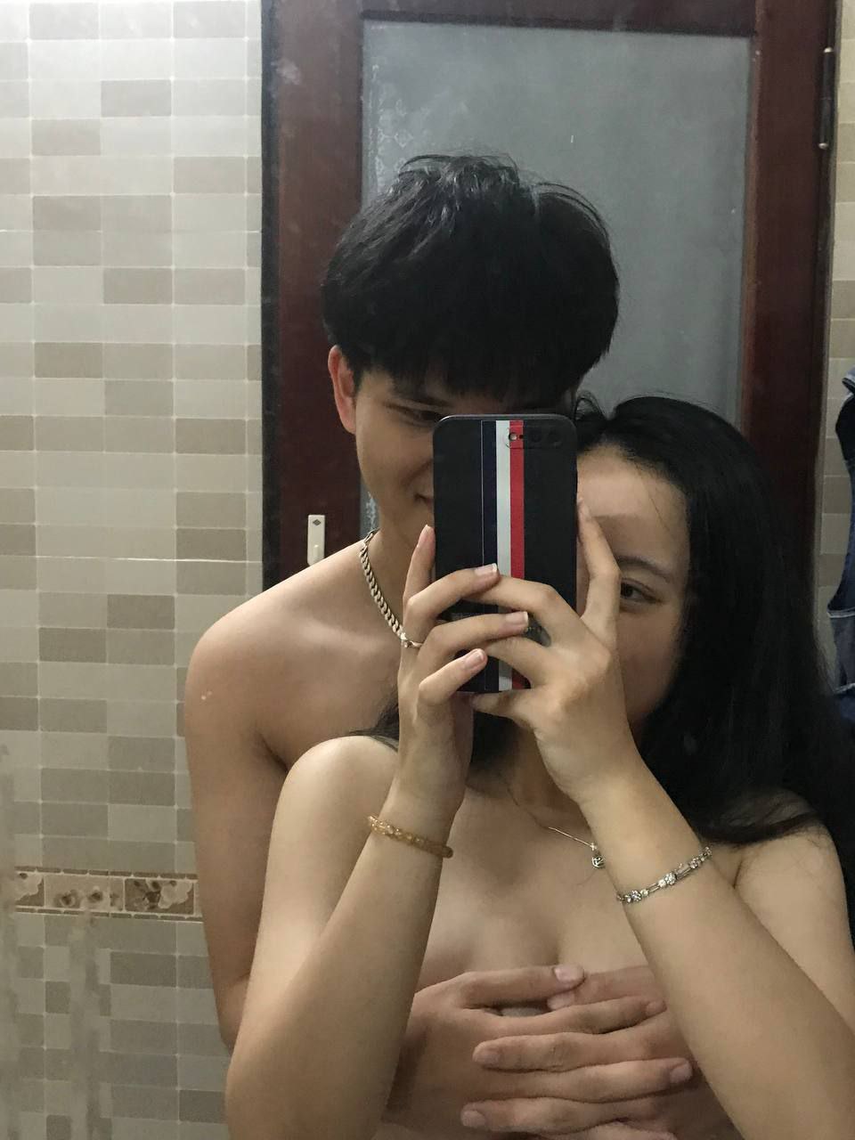 Huấn luyện não tàn của con đĩ thất vọng, ông chủ lớn của ngành đào tạo, hai con đĩ đến nhà, vợ ngoan trước mặt mọi người, nhưng thực ra là con đĩ lẳng lơ, nhỏ sáp và trói buộc thủ dâm thật là phấn khích