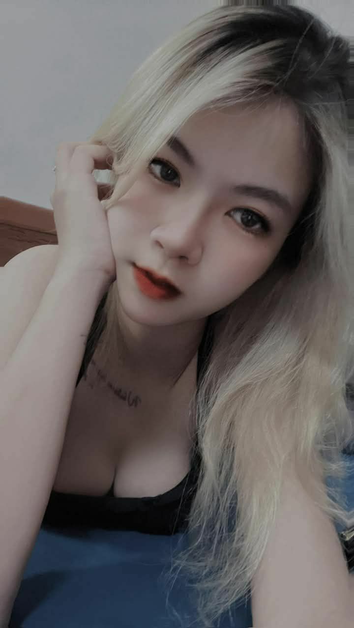 Sau bữa tiệc nhậu với bạn học cũ, cô nàng đã bị cả đám nắc tập thể